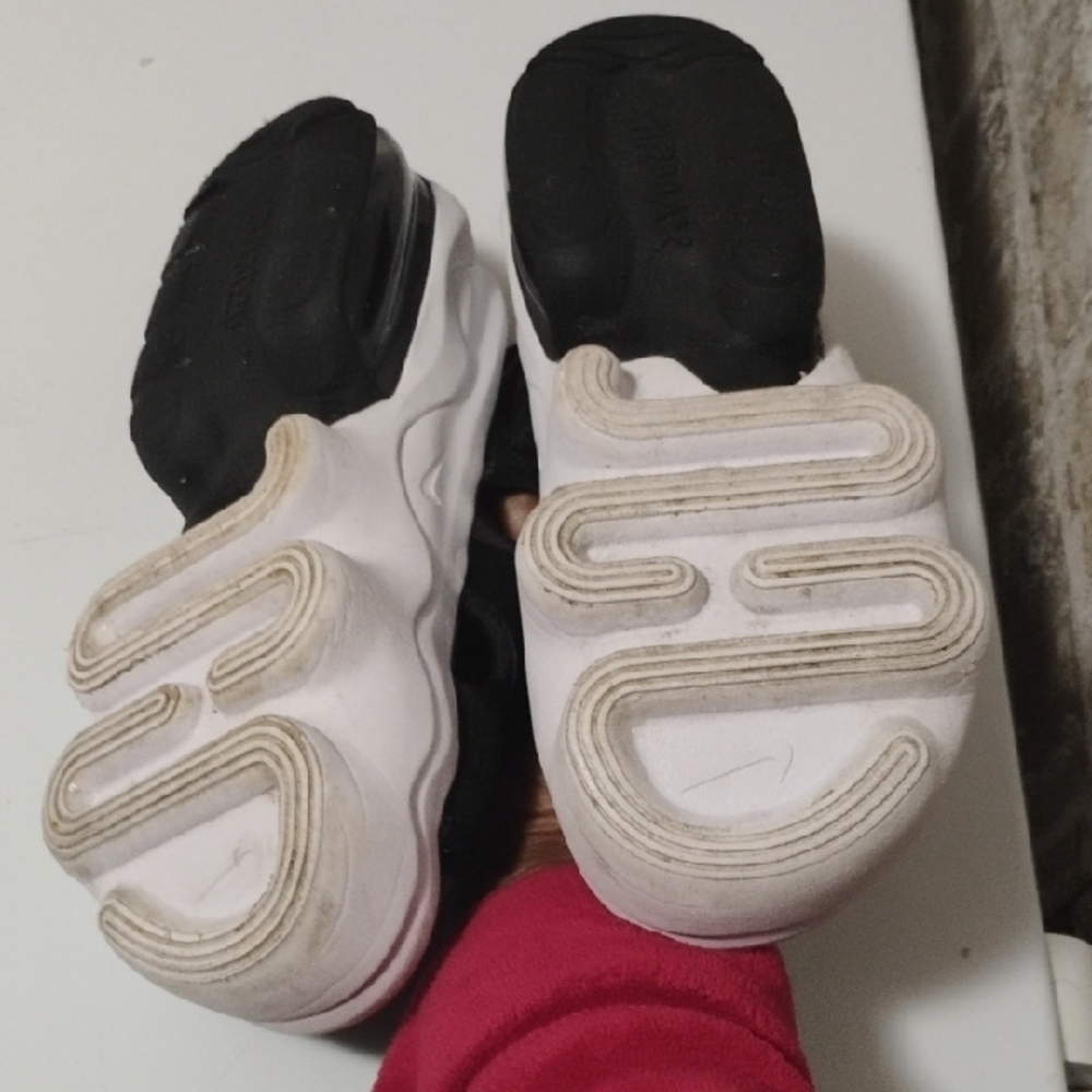 Nike Black and White Sandals with Gold Details - Picture 7 of 7